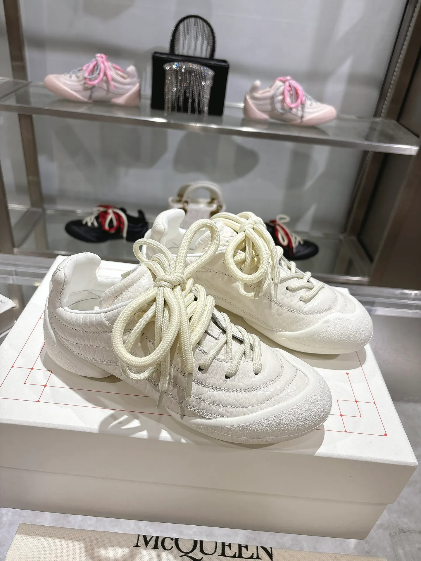 p580💰Couple model 𝐀𝐥𝐞𝐱𝐚𝐧𝐝𝐞𝐫 𝐌𝐜𝐐𝐮𝐞𝐞𝐧#/Alexander McQueen’s latest Flexion series, retro, casual, sneakers, original purchase, development, production, this Flexion Off Low-top sneakers in white grained leather with varying sized laces and an anatomically inspired lightweight segmented sole. The reverse skull pattern is embossed on the heel. Fabric: Original customized imported first-layer cowhide. Lining: Customized imported breathable mesh lining. Sole: Original open-molded non-slip TPU material. Bottom thickness: 2CM. Size: #Female size 35-40 (40 customized, non-refundable) #Men’s code 39-45 (45 customized, non-refundable)